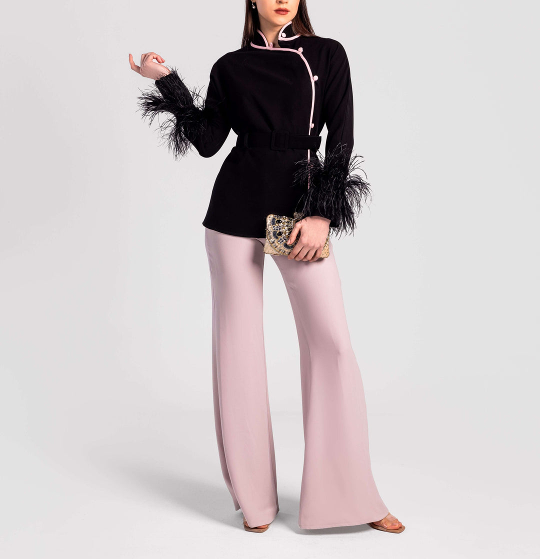 "بدلة مضيئة منسوجة بأساور من الريش