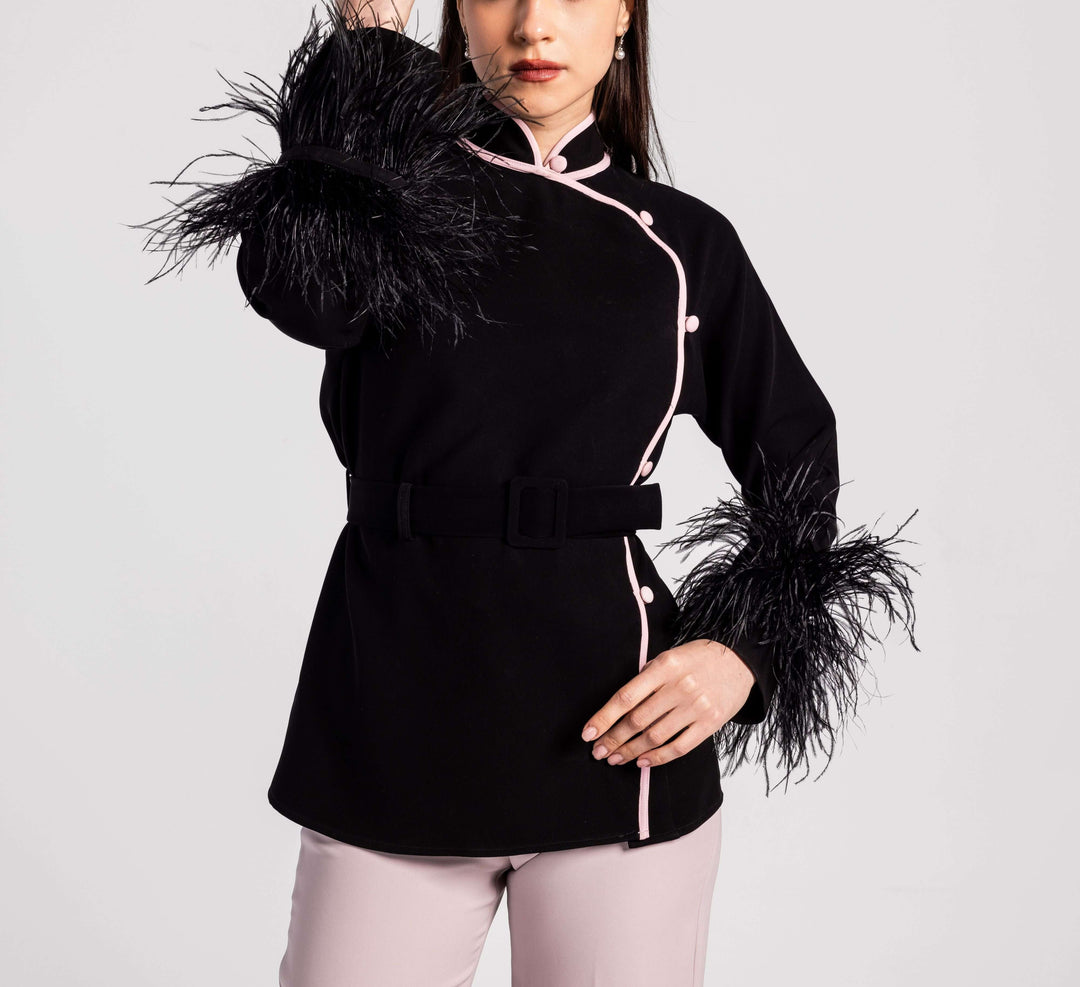 "بدلة مضيئة منسوجة بأساور من الريش