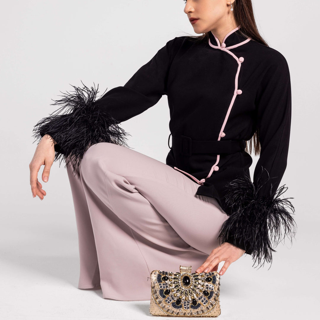 "بدلة مضيئة منسوجة بأساور من الريش