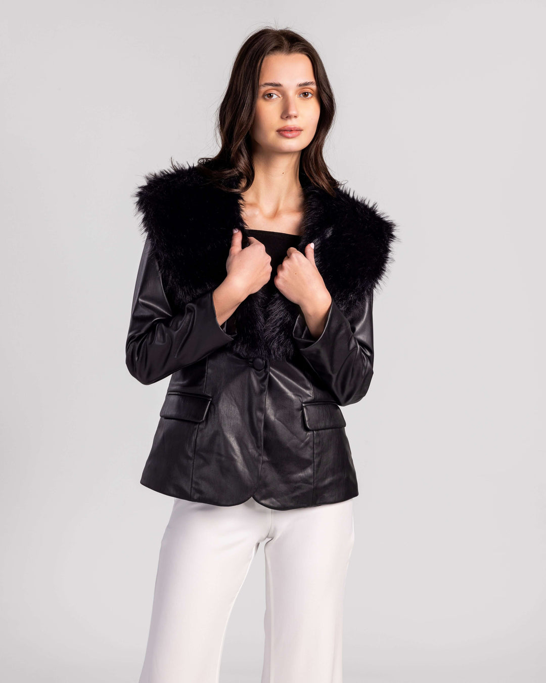 سترة جلدية فاخرة بياقة من الفرو الصناعي