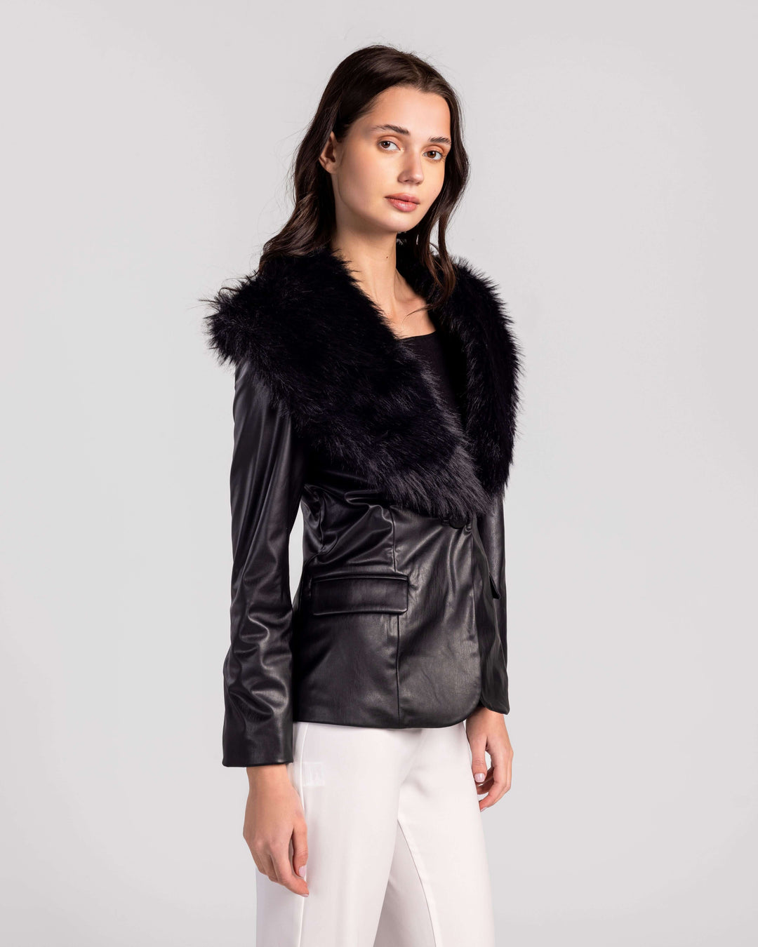 سترة جلدية فاخرة بياقة من الفرو الصناعي