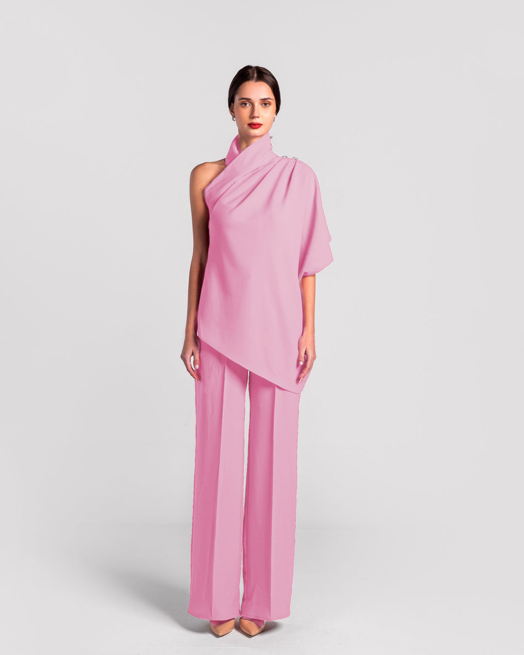 "بدلة إيزابيلا بأسلوب غير تقليدي للسروال"