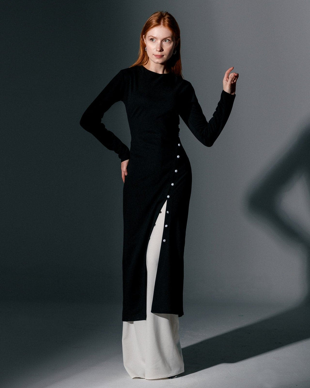 فستان ميدي بشقوق مع لؤلؤات