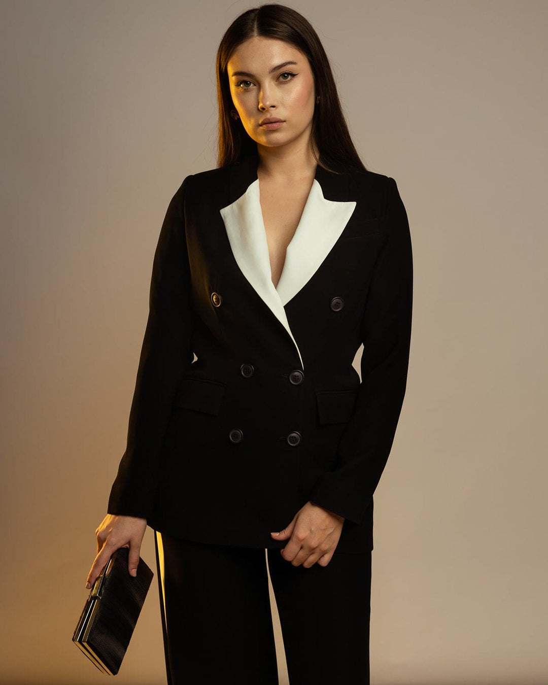 بدلة مزدوجة الصدر مصممة بدقة