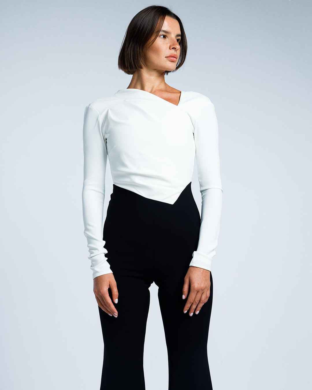 بدلة سارة باللونين الأسود والأبيض