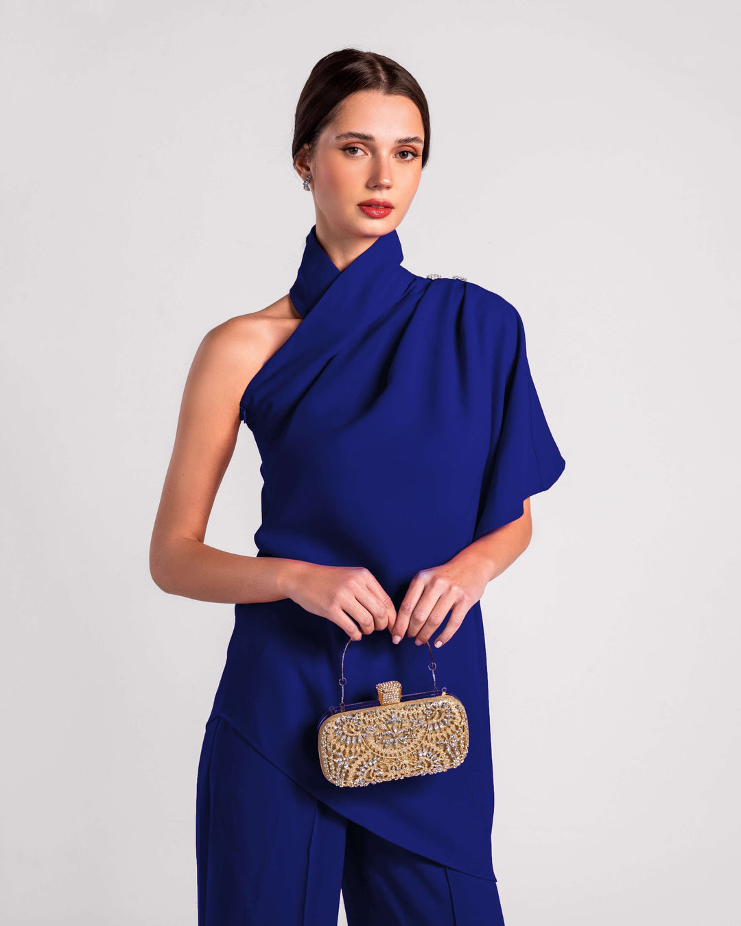 بلوزة إيزابيلا ذات التصميم الغير متماثل