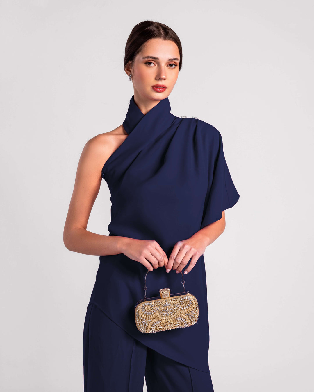 بلوزة إيزابيلا ذات التصميم الغير متماثل