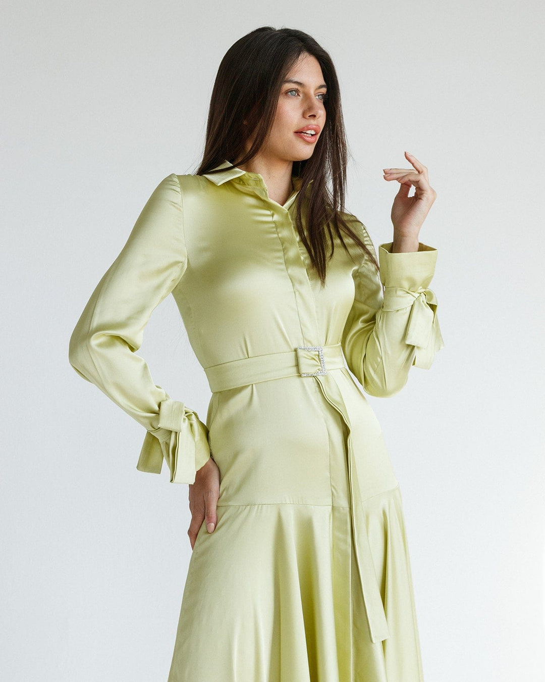 فستان طويل من الساتان بتفاصيل الربط