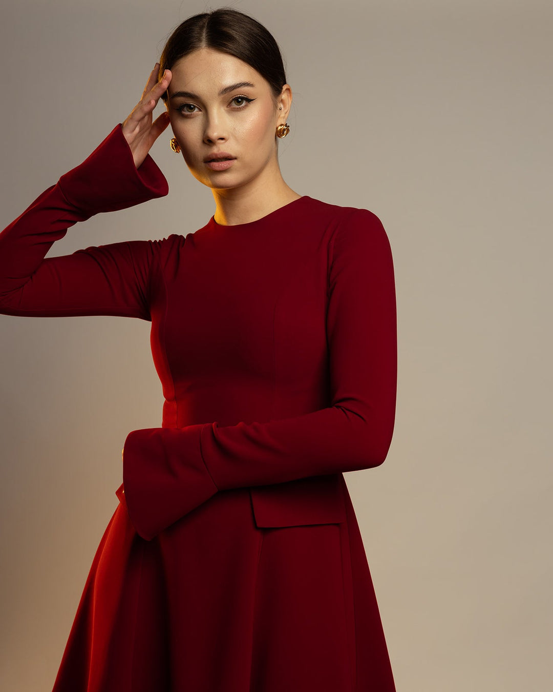 فستان مصغّر بأكمام طويلة مع جيوب