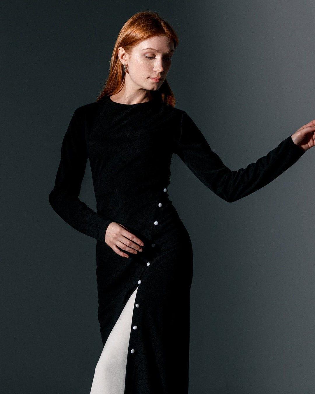 فستان ميدي بشقوق مع لؤلؤات