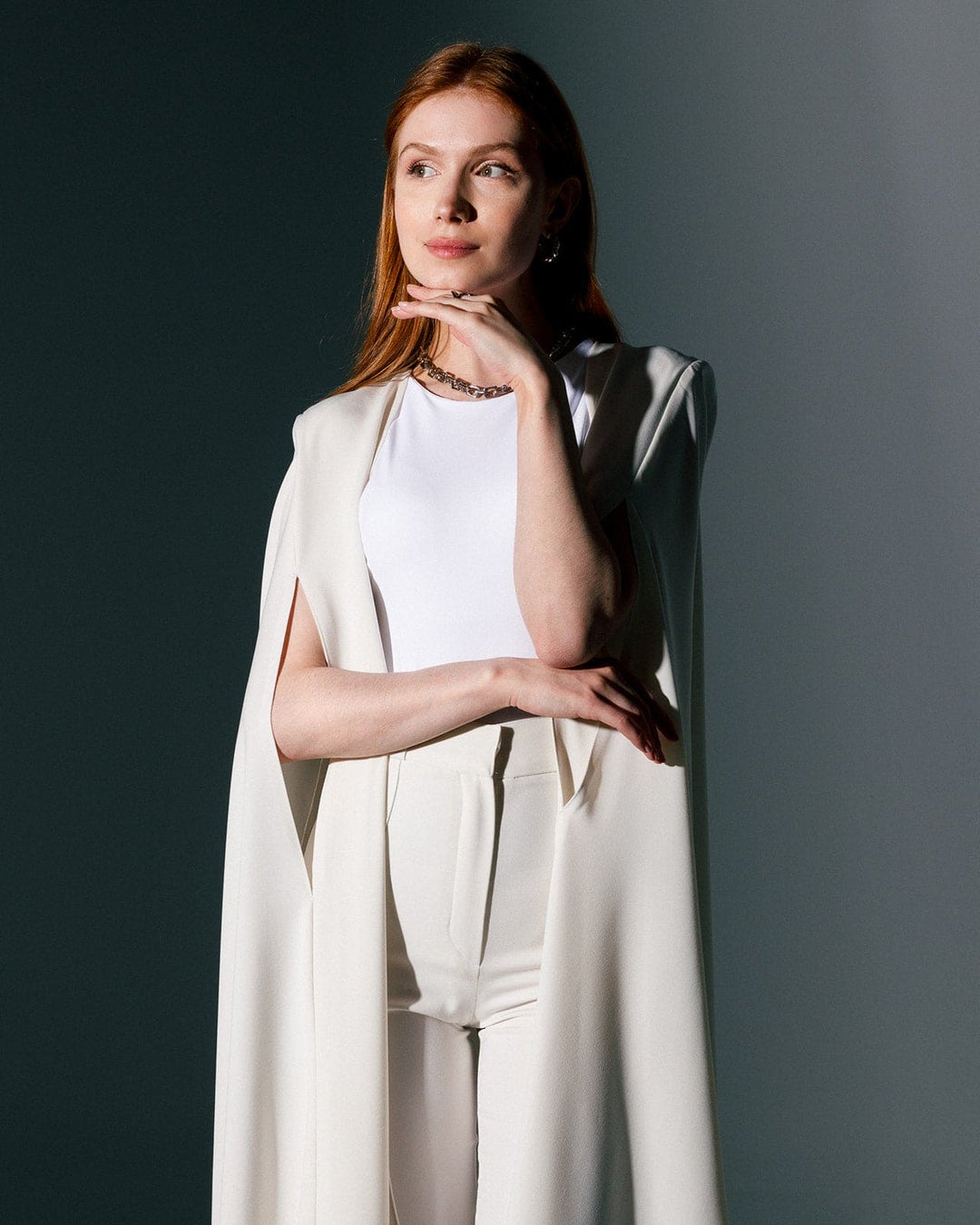 البدلة المصنوعة من الكريب بتفاصيل القبة