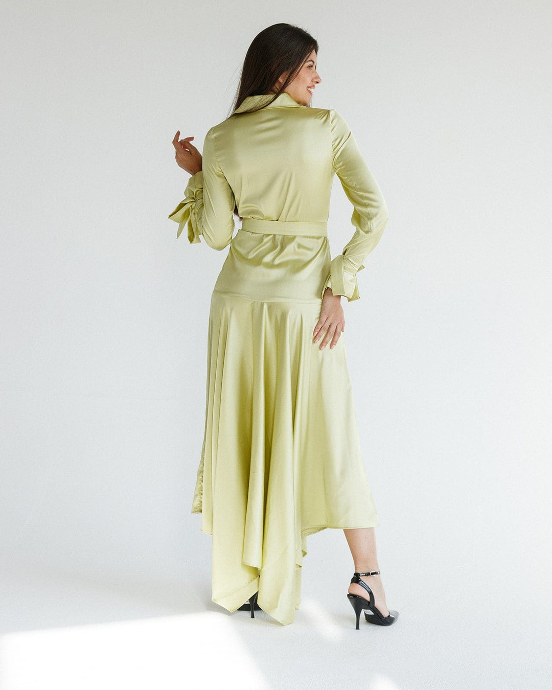 فستان طويل من الساتان بتفاصيل الربط