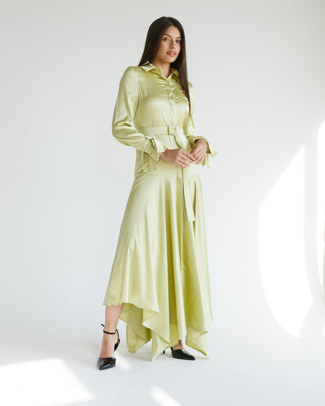 فستان طويل من الساتان بتفاصيل الربط