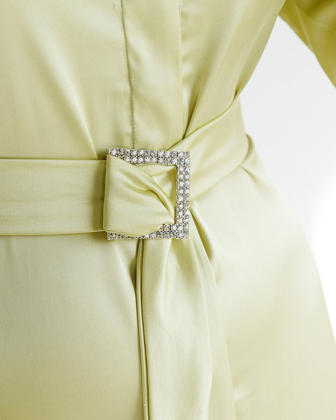 فستان طويل من الساتان بتفاصيل الربط