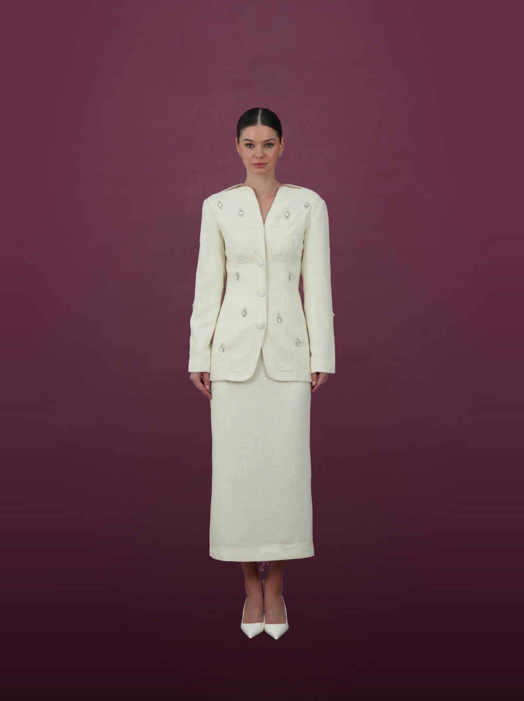 طقم جاكيت وتنورة عاجية مزخرفة