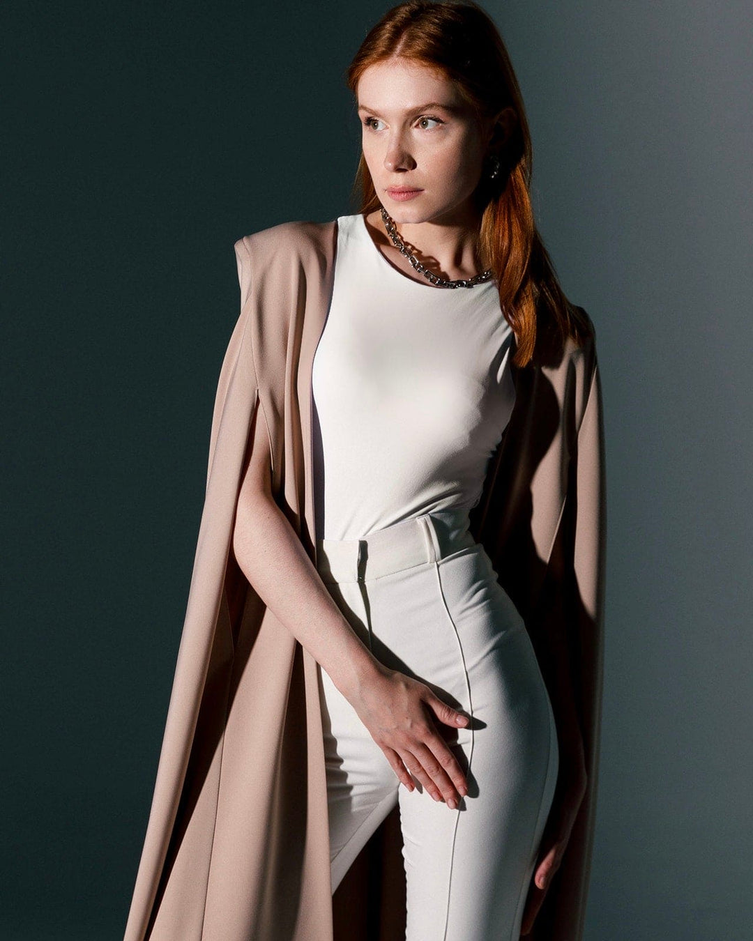 البدلة المصنوعة من الكريب بتفاصيل القبة