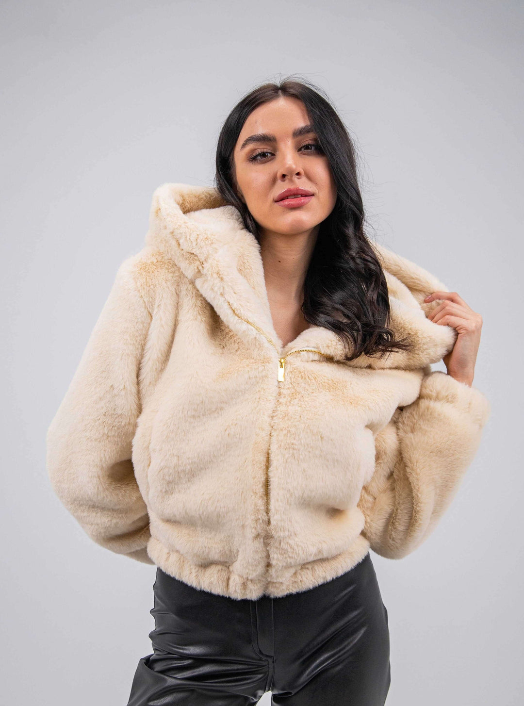 جاكيت بقلنسوة من الفرو الصناعي