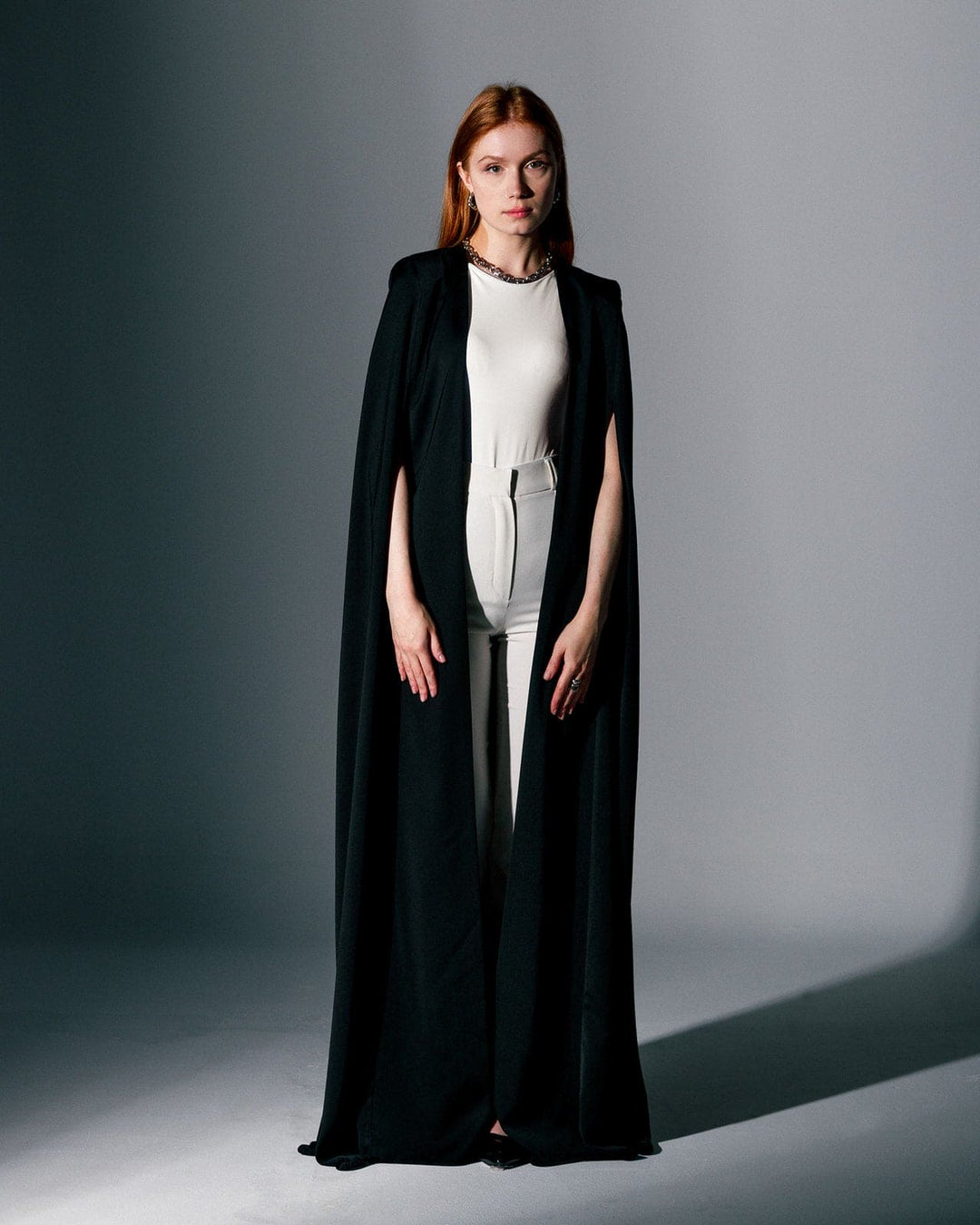 البدلة المصنوعة من الكريب بتفاصيل القبة