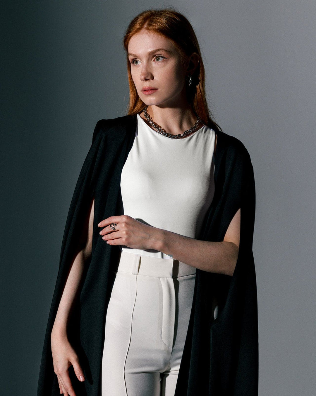 البدلة المصنوعة من الكريب بتفاصيل القبة