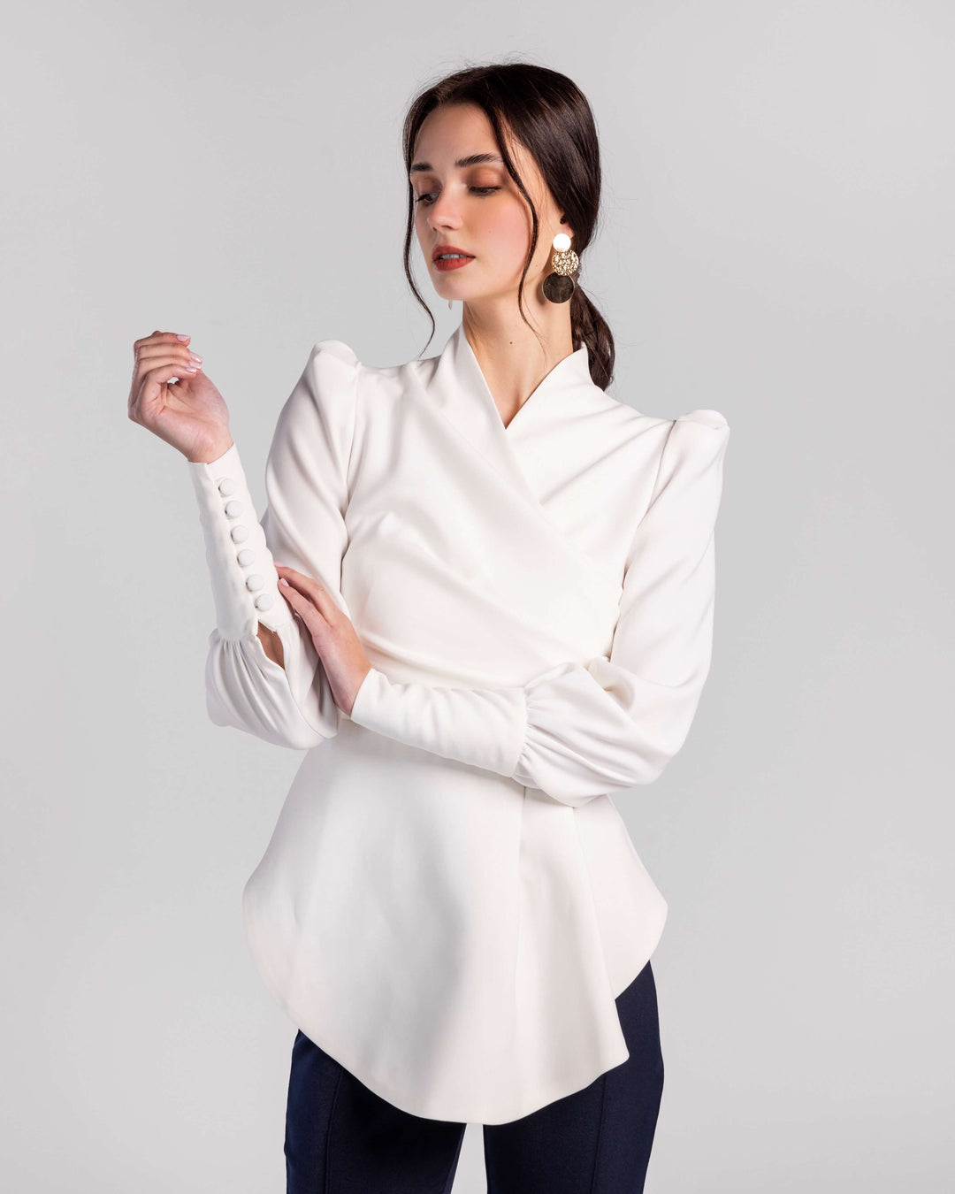 بلوزة قرمزية بأزرار وأكمام