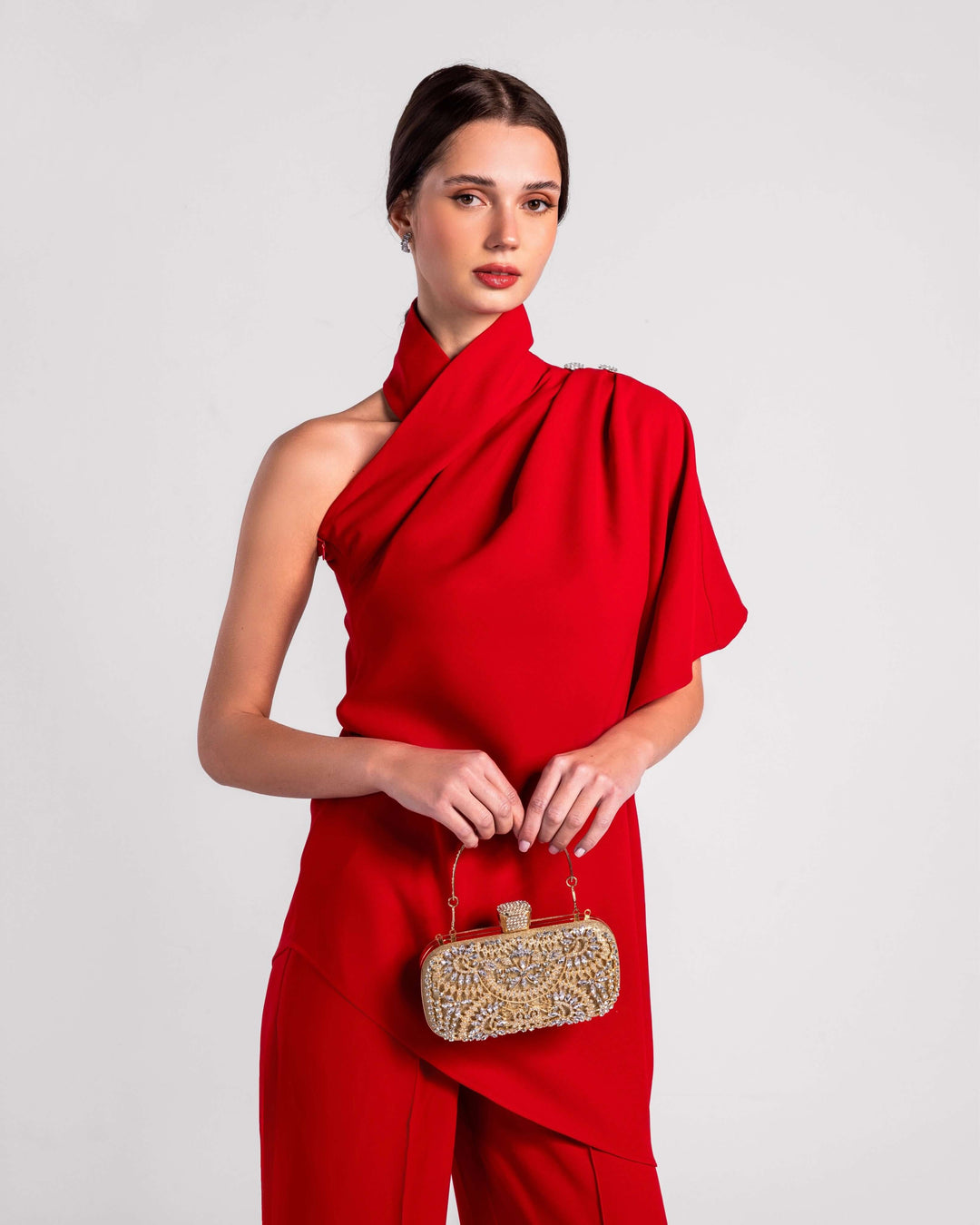 بلوزة إيزابيلا ذات التصميم الغير متماثل