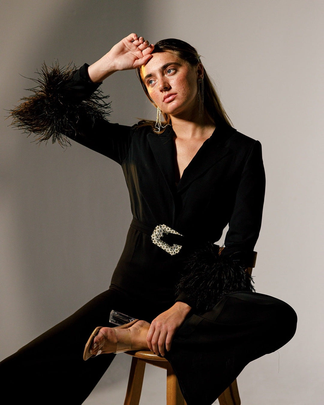 جمبسوت مزين بحزام ومطرز ومزين بالريش من الكريب