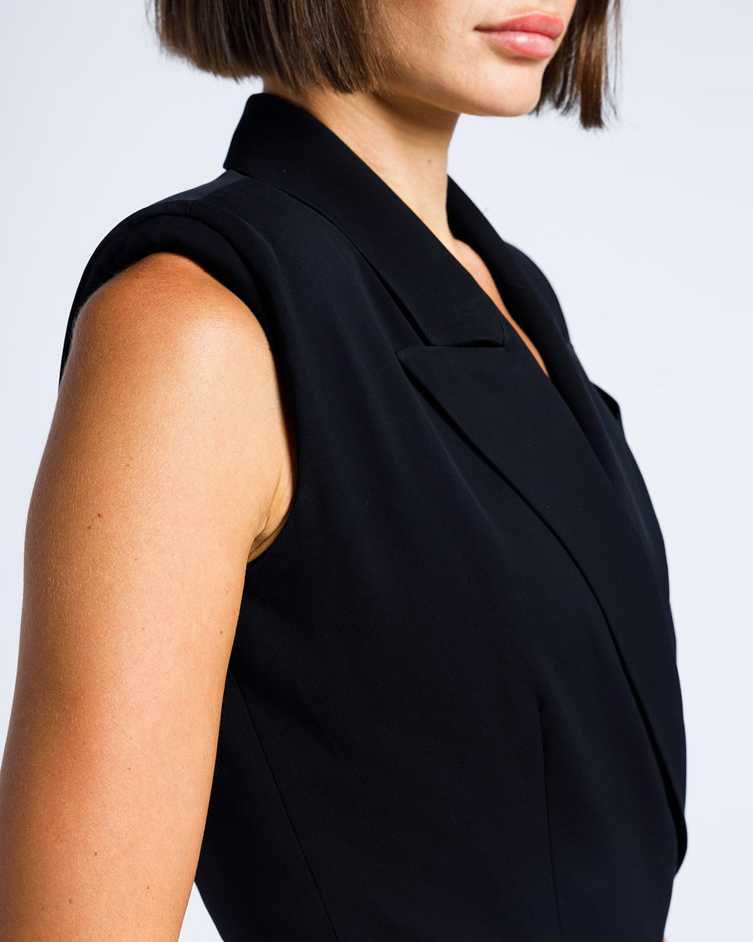 بدلة أشلي الضيّقة القصيرة