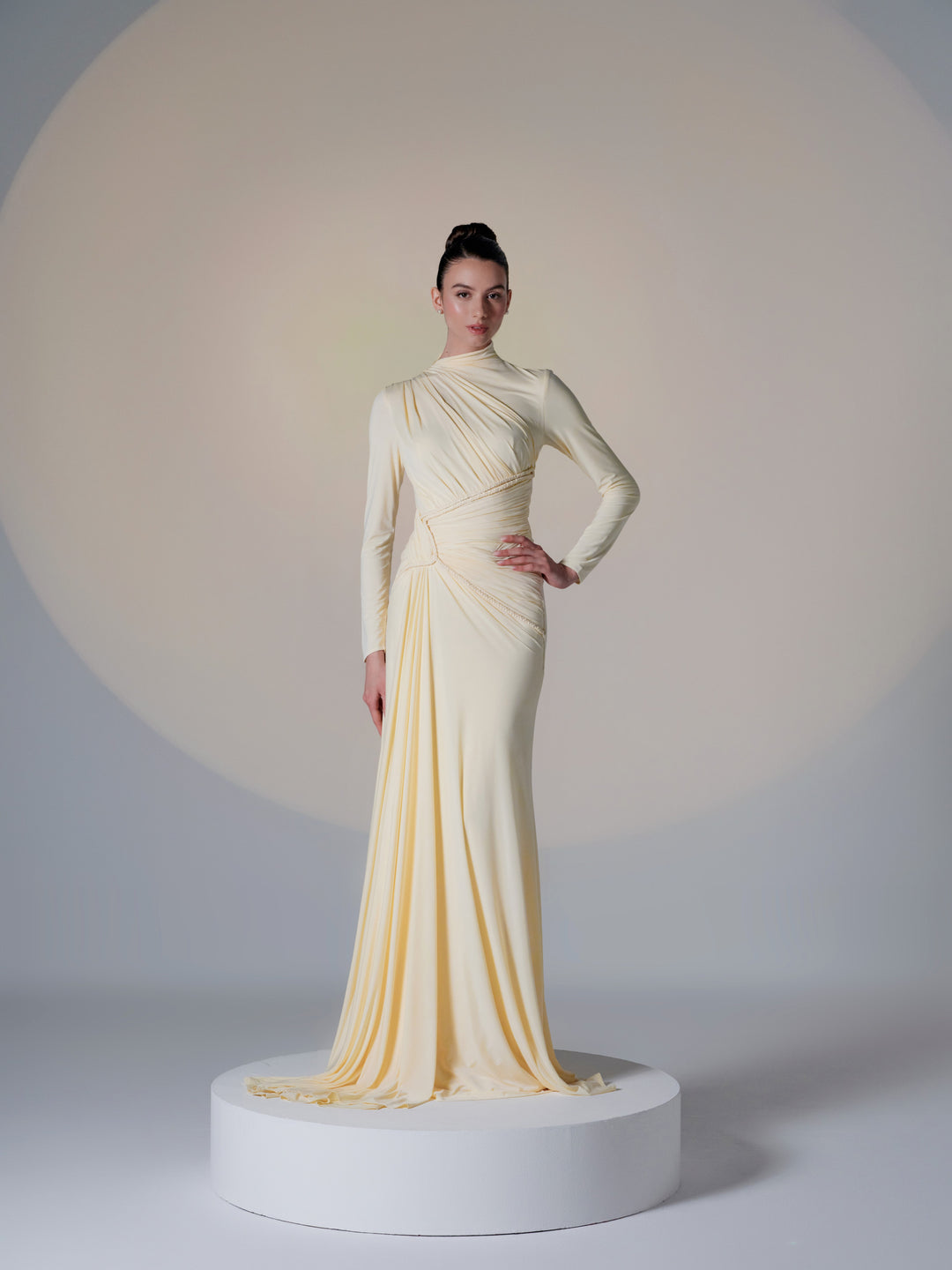 فستان أوليفيا ماكسي بأكمام طويلة وتفاصيل متدلية