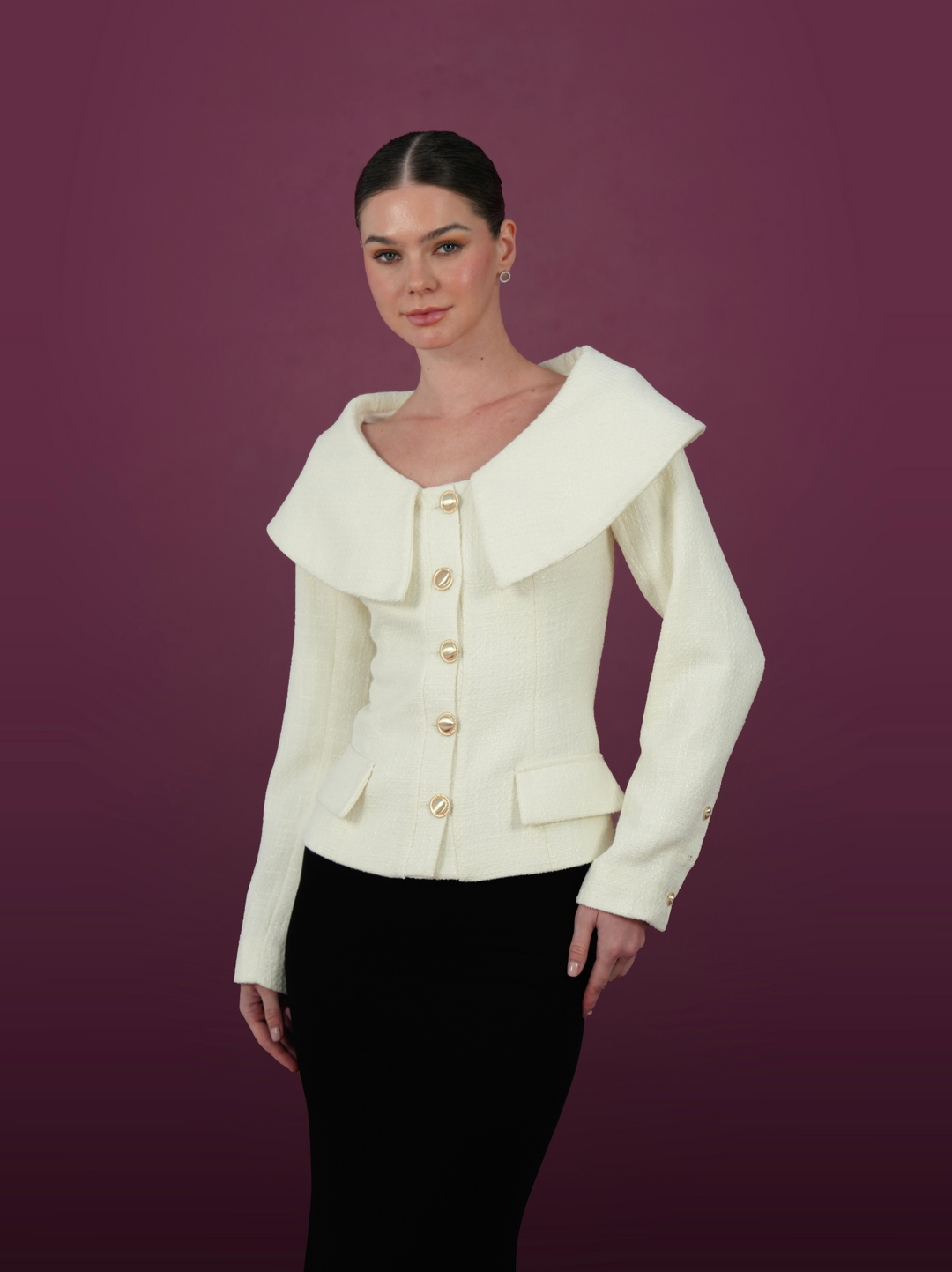 طقم جاكيت عاجيّ بياقة كبيرة الحجم مع تنورة حورية البحر سوداء