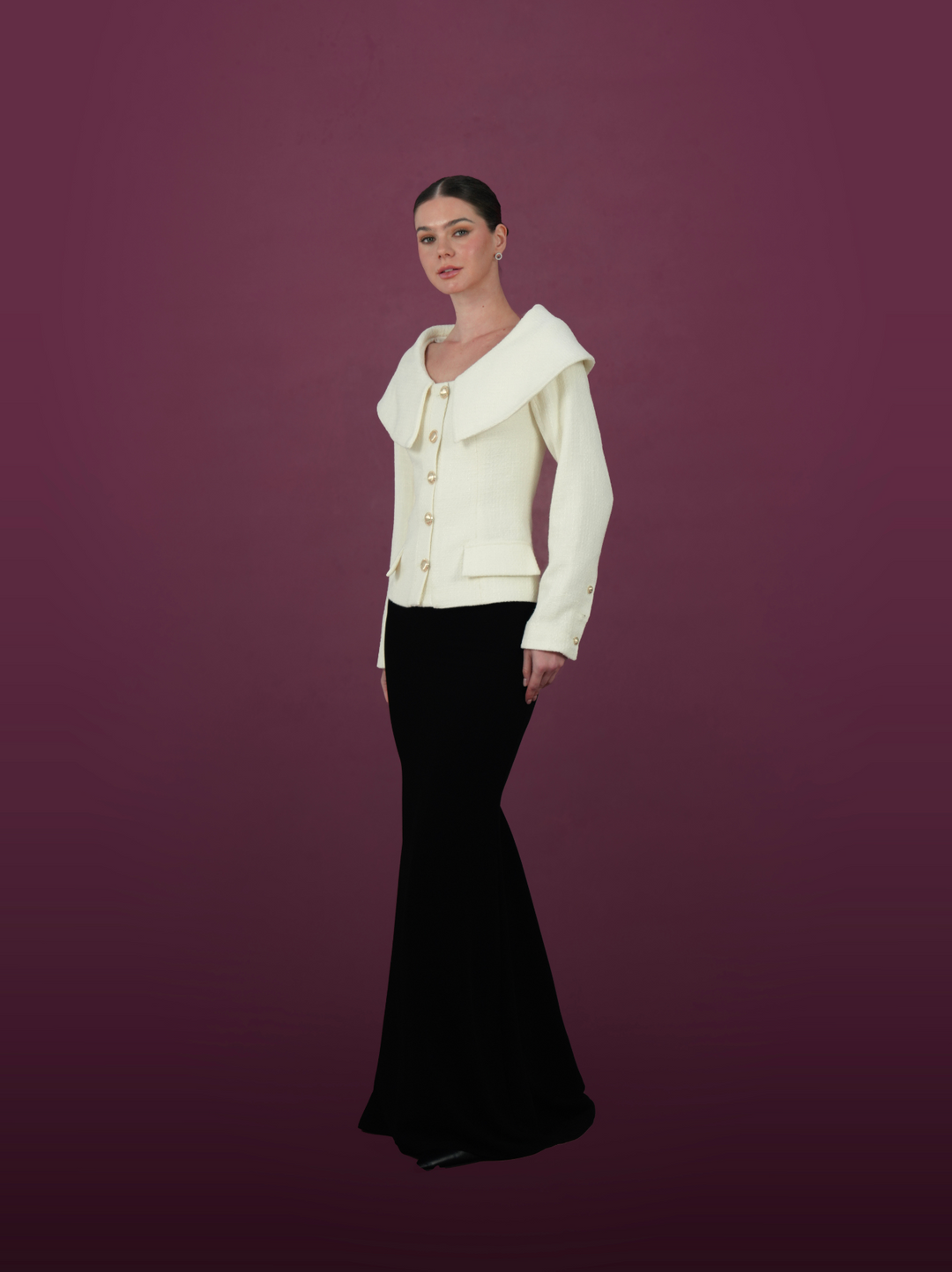 طقم جاكيت عاجيّ بياقة كبيرة الحجم مع تنورة حورية البحر سوداء