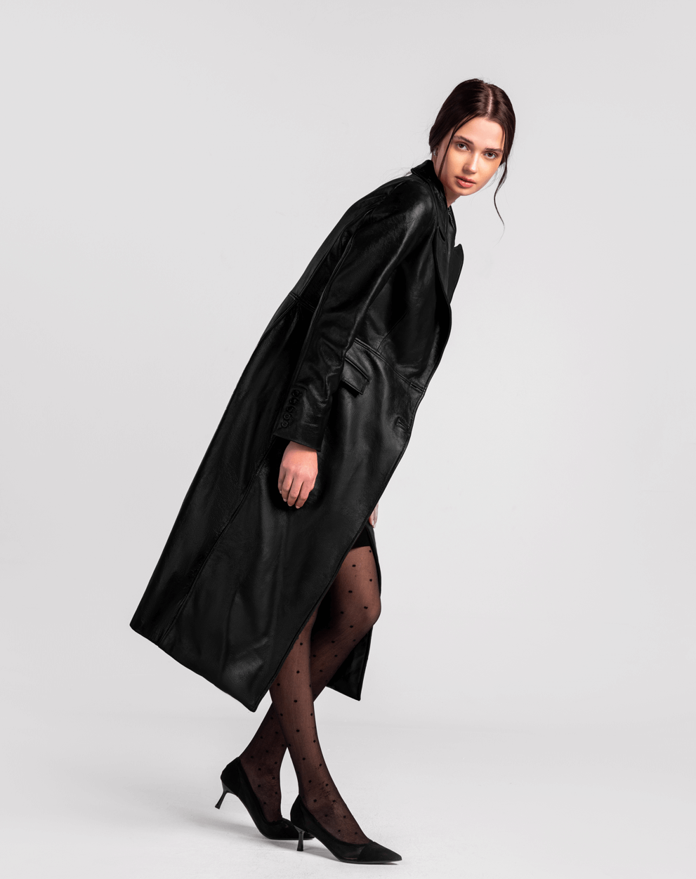 معطف طويل من الجلد القرمزي