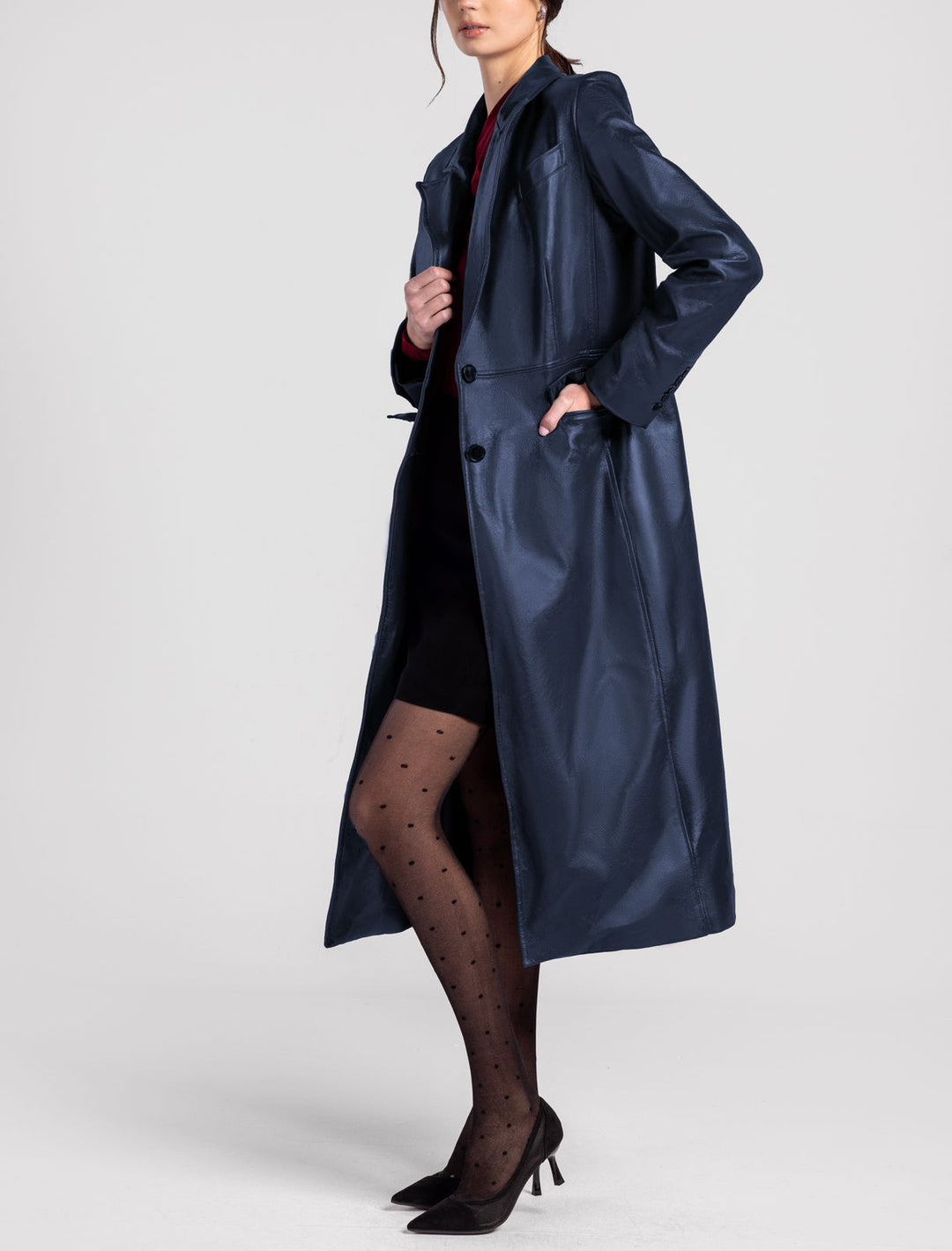 معطف طويل من الجلد القرمزي