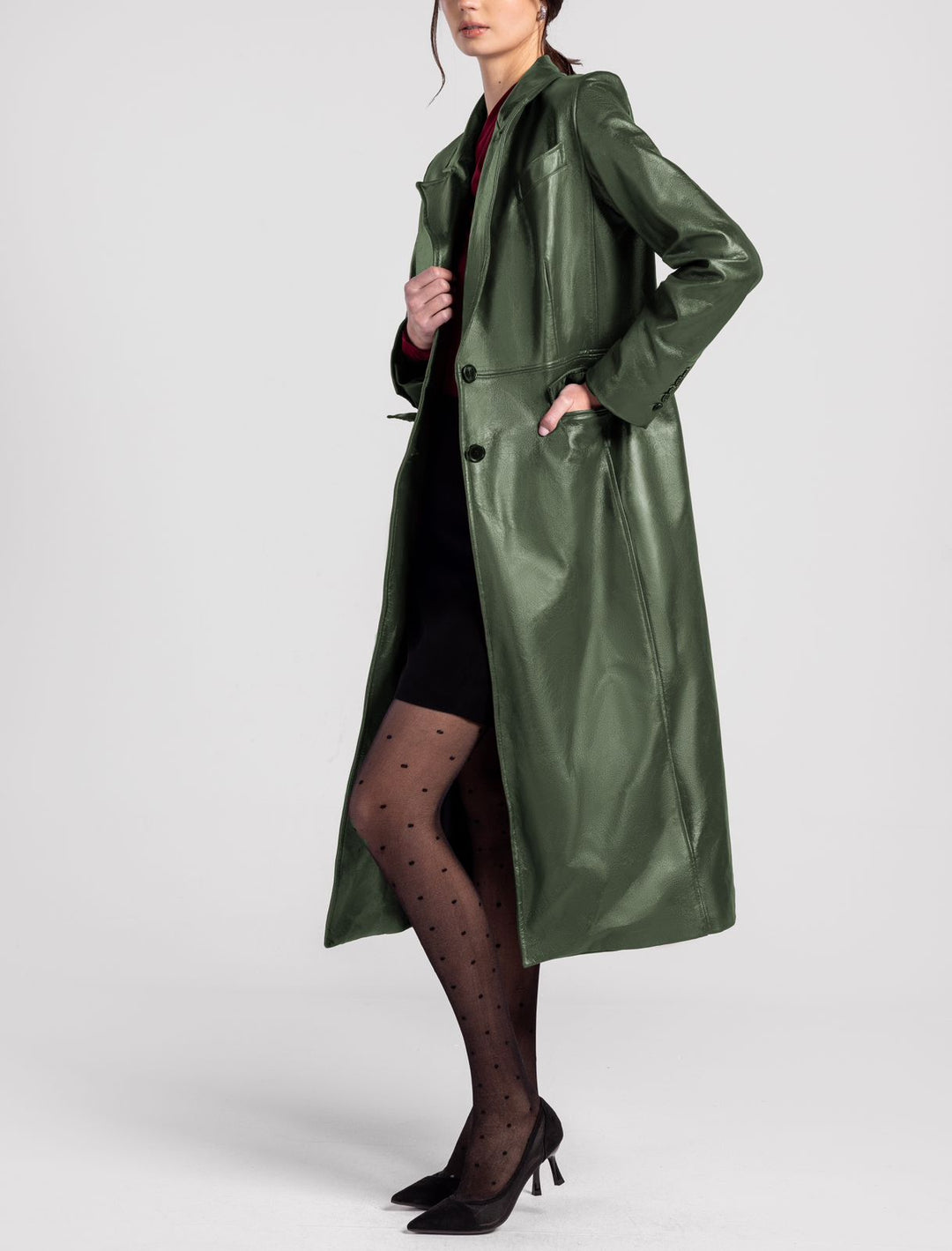 معطف طويل من الجلد القرمزي