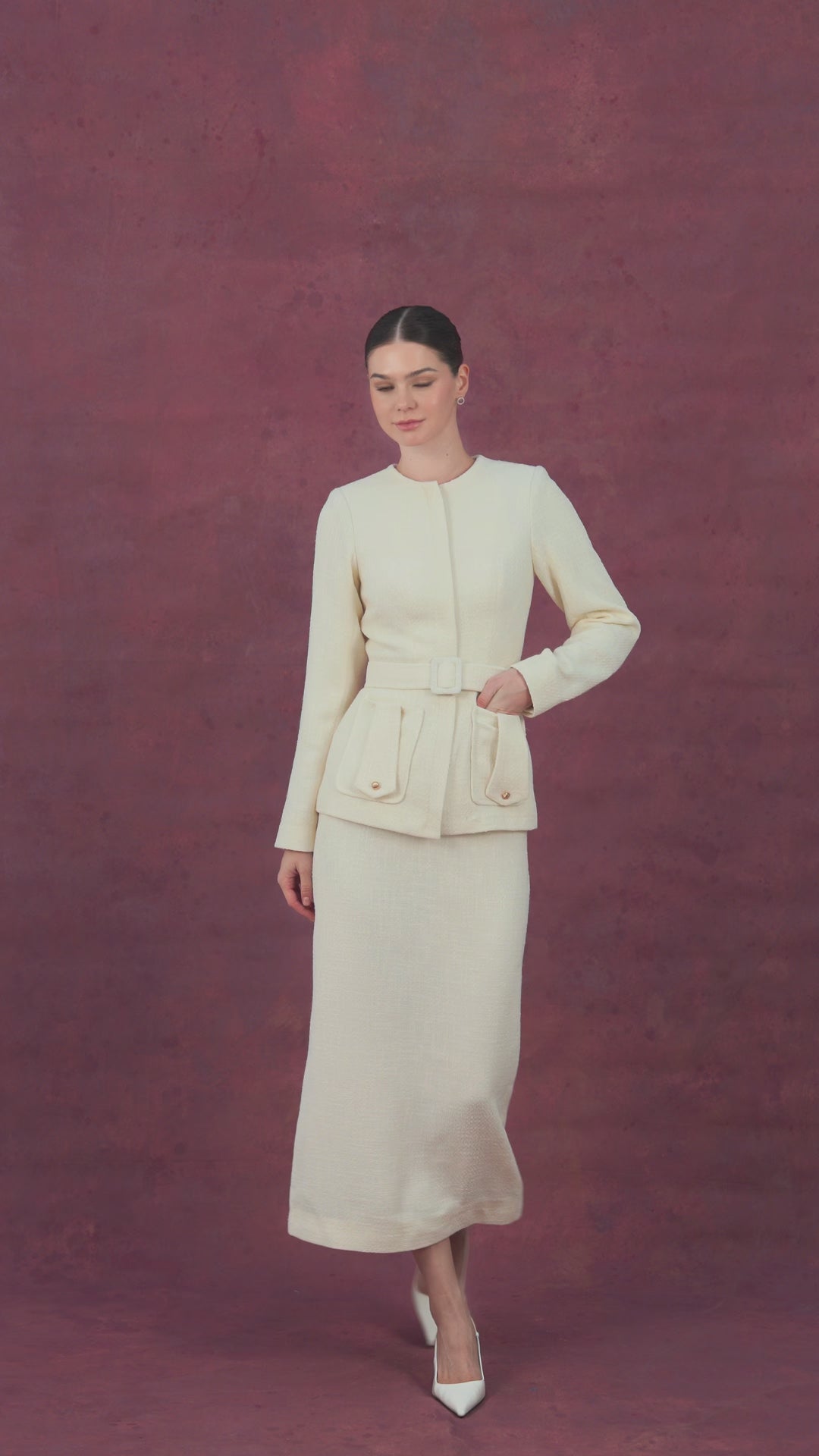 طقم جاكيت وتنورة بحزام بلون كريمي